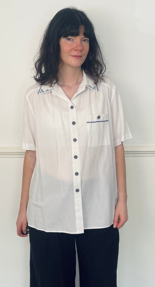 Vintage 80s White Short Sleeve Collared Shirt with Embroidered Collar - Size 14