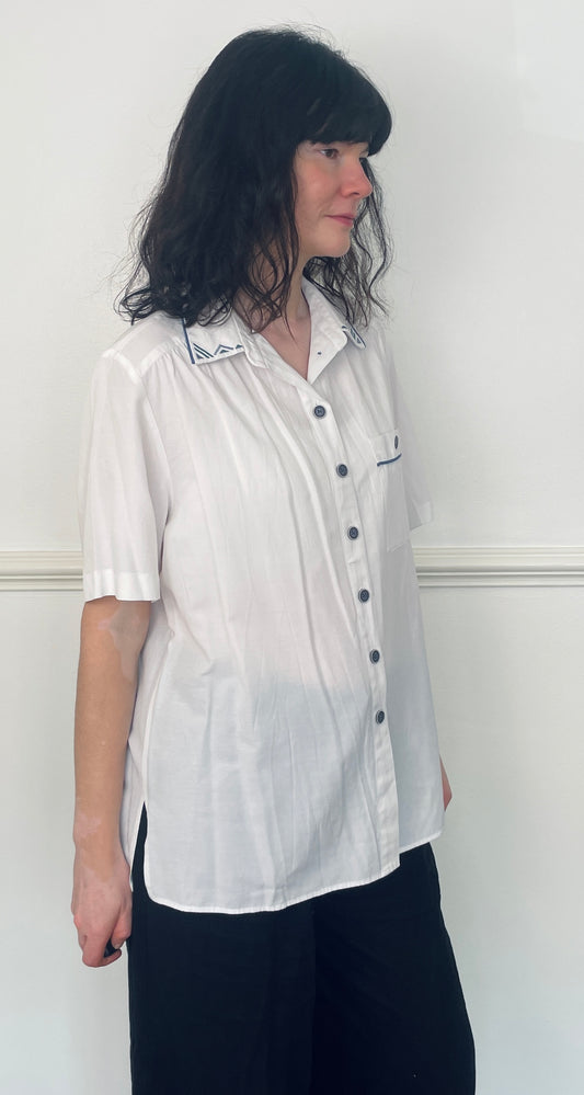 Vintage 80s White Short Sleeve Collared Shirt with Embroidered Collar - Size 14