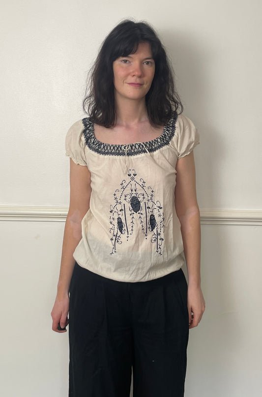 Vintage 90s White Cotton Smocked Neckline Short Sleeve Top with Embroidery - Size 12