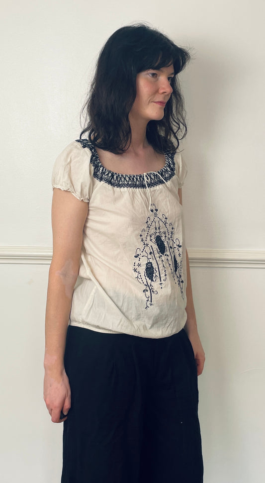 Vintage 90s White Cotton Smocked Neckline Short Sleeve Top with Embroidery - Size 12