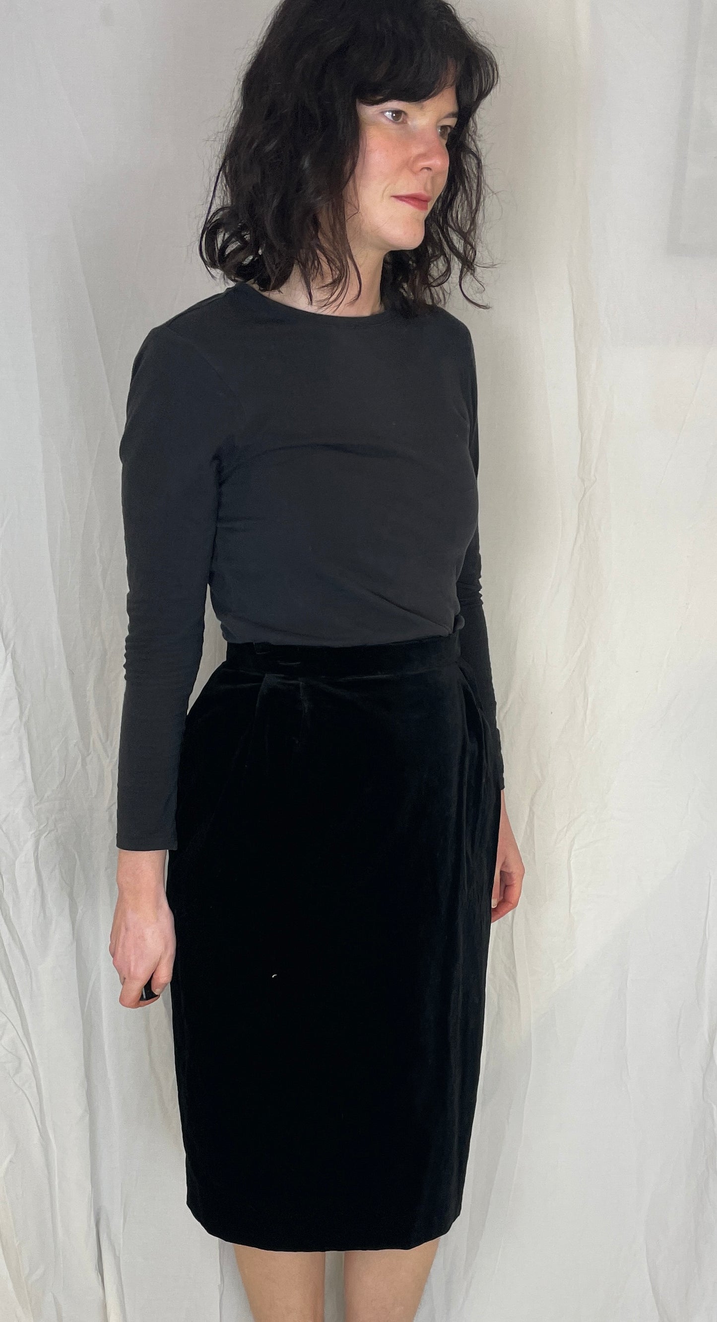 Vintage 90s Black Pleat Front Cotton Velvet Midi Skirt - Size 10