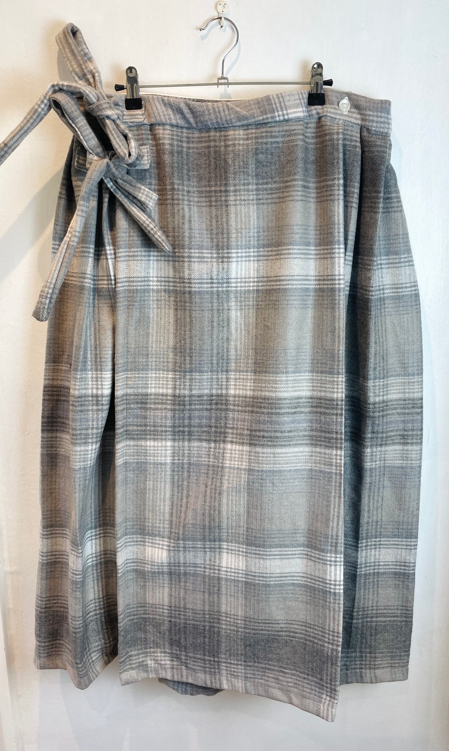 Bonnie Handmade White and Grey Wool Blend Checked Pleated Wrap Maxi Skirt - Size 14 and 16